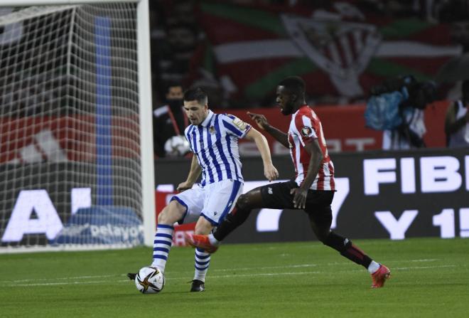 Iñaki Williams pugna por un balón durante la final entre el Athletic Club y la Real Sociedad en 2021 en La Cartuja (Foto: Kiko Hurtado).