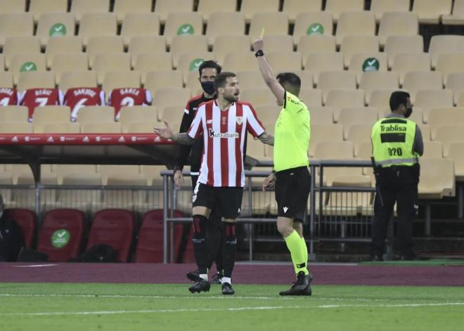 El árbitro rectifica la expulsión de Iñigo Martínez en el partido del Athletic Club ante la Real Sociedad de la final de Copa (Foto: Kiko Hurtado).