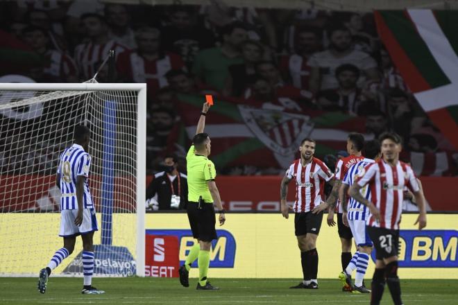 Estrada Fernández expulsa a Iñigo Martínez en la final de Copa (Foto: Kiko Hurtado).