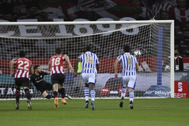Gol de Oyarzabal al Athletic en la final de Copa del Rey (Foto: Kiko Hurtado).