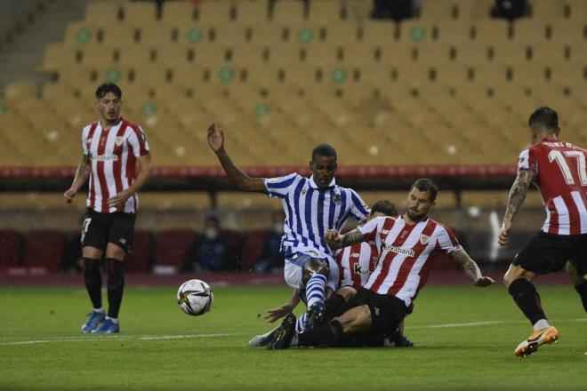 Isak intenta el disparo ante Iñigo Martínez en la Final de Copa (Foto: Kiko Hurtado).