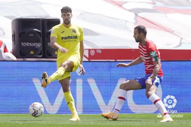 Pedraza, ante Víctor Díaz (Foto: LaLiga).