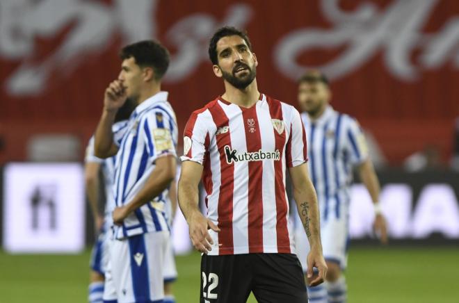 Raúl García se lamenta de una acción ante la Real en la final de Copa (Foto: Kiko Hurtado).