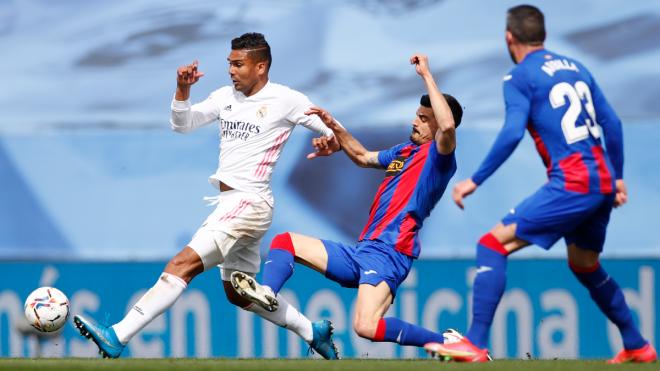 Casemiro salva una entrada de Sergio Álvarez (Foto: Real Madrid).