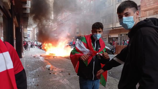 Un contenedor sale ardiendo una la calle Pozas (Foto: Asís Martín).