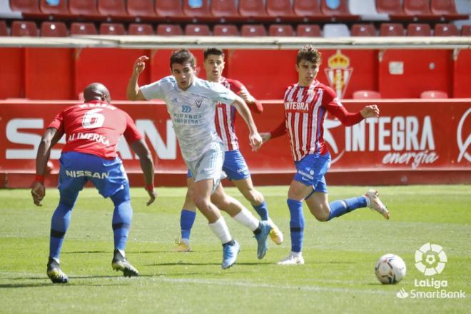 Babin defiende durante la jugada del primer gol del Sporting ante el Mirandés (Foto: LaLiga).