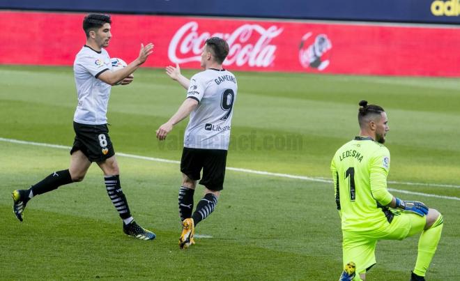 Gameiro celebra con Soler su gol en el Cádiz CF - Valencia CF (Foto: Valencia CF).