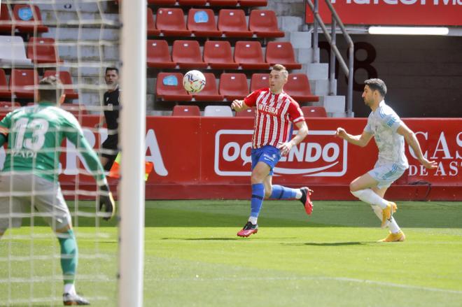 Bodgan Milovanov se asoma al área rival durante el Sporting-Mirandés (Foto: LaLiga).