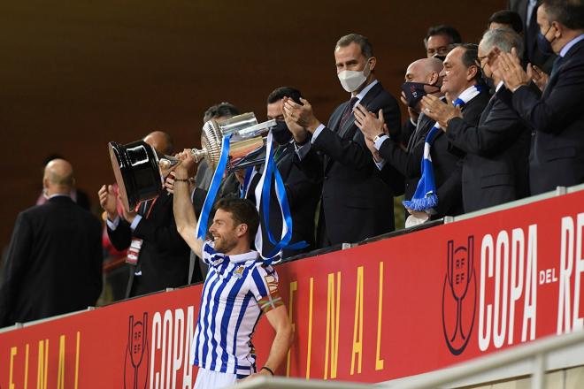 Illarramendi recoge la Copa del Rey ganada frente al Athletic (Foto: Kiko Hurtado).