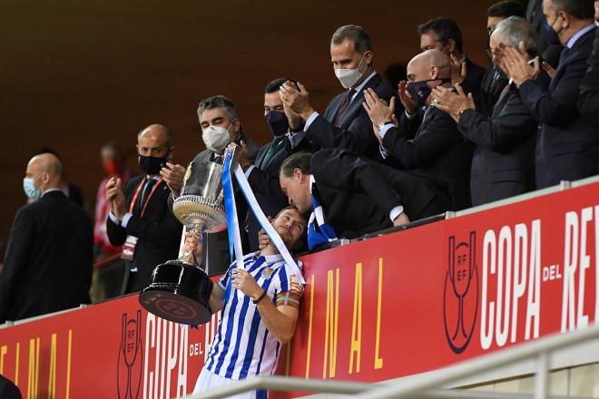 Illarramendi recoge la Copa del Rey que será ofrecida este sábado a los aficionados en la previa del Real Sociedad-Mallorca (Foto: Kiko Hurtado).