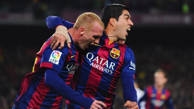 Jeremy Mathieu y Luis Suárez celebran un gol en un Barcelona-Real Madrid.