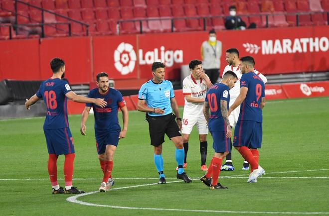 Los jugadores del Atlético pidieron mano de Ocampos (Foto: Kiko Hurtado).