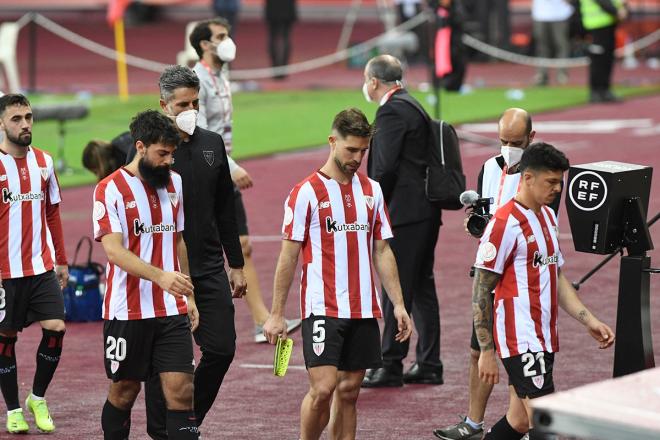 Los jugadores del Athletic, cabizbajos tras la derrota ante la Real en la final de Copa (Foto: Kiko Hurtado).