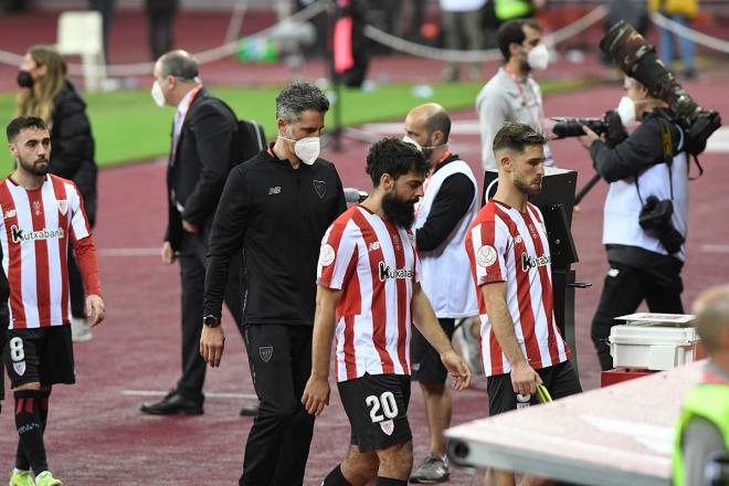 Los jugadores del Athletic abandonan el estadio tras la derrota ante la Real en la final de Copa (F