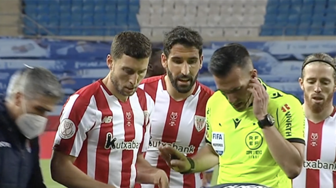 Los jugadores del Athletic protestan a Estrada Fernández una decisión en la final de Copa.