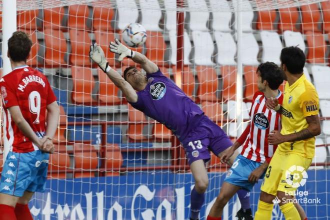 Cantero no pudo evitar el gol de Lombán (Foto: LaLiga).