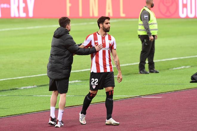 Raúl García, consolado tras la derrota del Athletic Club ante la Real en la final de Copa (Foto: Kiko Hurtado).