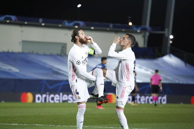 Sergio Ramos y Lucas Vázquez celebran un gol con el Real Madrid (Foto: Cordon Press).