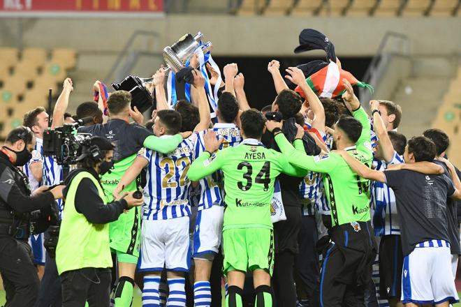 Los jugadores de la Real Sociedad celebran el título de Copa del Rey frente al Athletic (Foto: Kiko Hurtado).