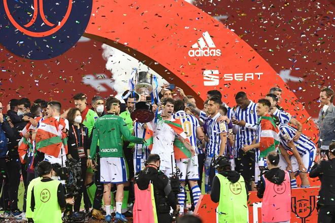 Los jugadores de la Real celebran el título (Foto: Kiko Hurtado).