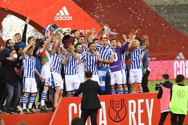 Los jugadores de la Real Sociedad levantan el título (Foto: Kiko Hurtado)