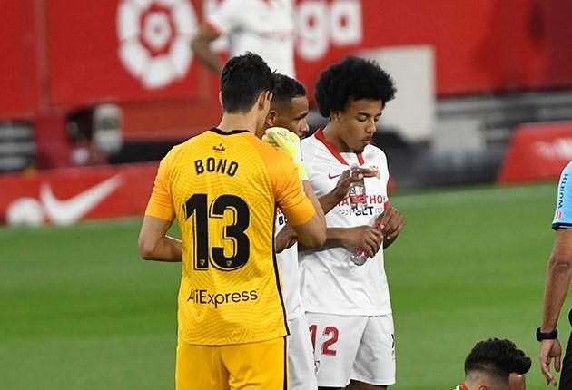 Koundé y Bono, durante el Sevilla-Atlético de la pasada temporada (Foto: Kiko Hurtado).