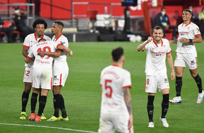 Los jugadores del Sevilla celebran el gol de Acuña al Atlético (Foto: Kiko Hurtado).
