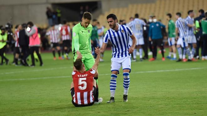 Yeray, ayudado a levantarse tras perder ante la Real en la final de Copa (Foto: Kiko Hurtado).