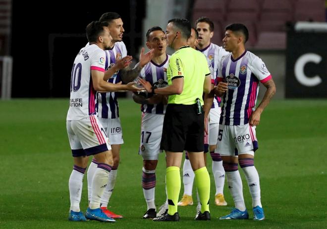 Santiago Jaime Latre discute el Real Valladolid tras expulsar a Óscar Plano ante el Barcelona (Fot
