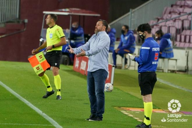 Sergio González da instrucciones durante el Barcelona-Valladolid (Foto: LaLiga).