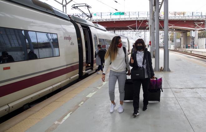 Dos integrantes de la selección, a su llegada a Málaga (Foto: @SeFutbolFem).
