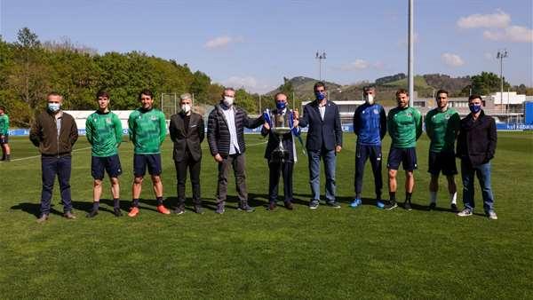 Los responsables de las instituciones guipuzcoanas felicitan a los jugadores de la Real en Zubieta