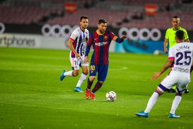 Messi conduce el balón durante el Barcelona-Real Valladolid (Foto: FCB).
