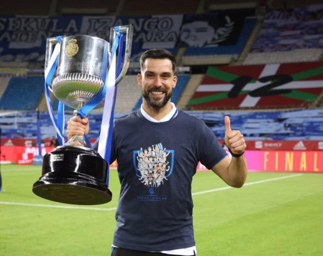 Miguel Ángel Moyá, con la Copa del Rey ganada por la Real.