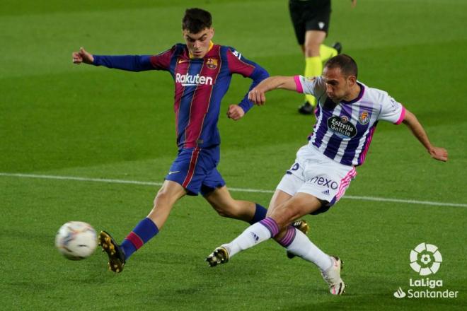 Pedri trata de tapar un envío de Nacho en el Barcelona-Real Valladolid (Foto: LaLiga).