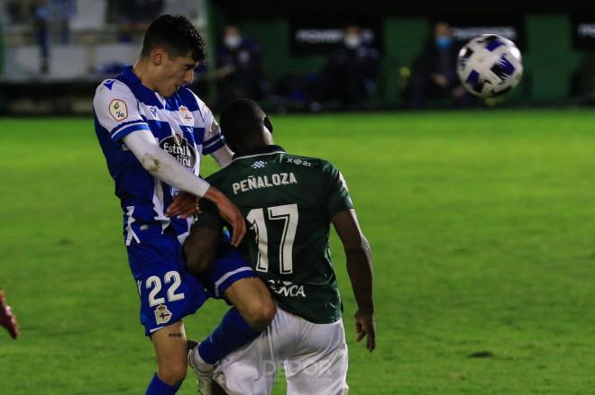 Villares pelea un balón con Peñaloza en el Racing-Dépor (Foto: RCD).