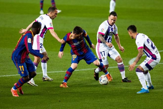 Varios jugadores del Real Valladolid rodean a Messi (Foto: FCB).