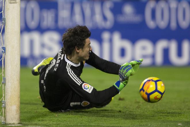 Cristian Álvarez detiene un penalti al Córdoba (Foto: Daniel Marzo).