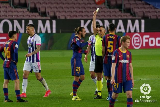Jaime Latre amonesta a Javi Sánchez en el duelo del Camp Nou (Foto: LaLiga).