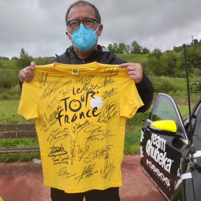 Javier Souviron, en la reciente Vuelta al País Vasco con una camiseta firmada por los ganadores del Tour.