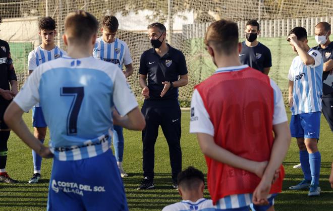 Nacho se dirige a sus jugadores (Foto: Pepe Ortega – Málaga CF).