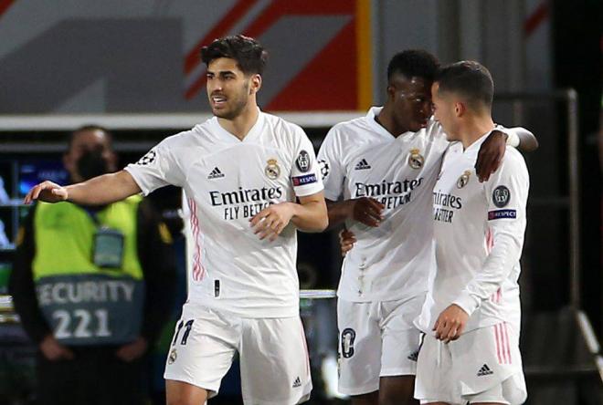 Celebración de los jugadores del Real Madrid, entre ellos Vini Jr, tras el gol de Asensio al Liverpool (Foto: Cordon Press).