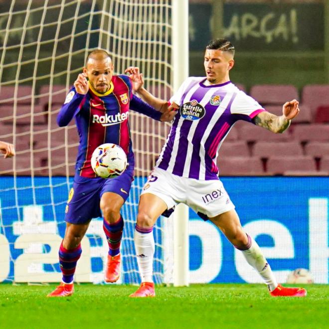 Javi Sánchez lucha por el balón ante Martin Braithwaite (Foto: Real Valladolid).