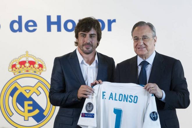 Fernando Alonso recibe una camiseta del Madrid de manos de Florentino Pérez (Foto: EFE).