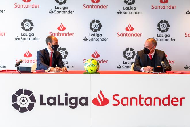 Javier Tebas, presidente de LaLiga, y Rami Aboukhair, consejero delegado de Santander España.
