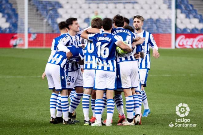 Los jugadores de la Real celebran el gol de Roberto López (Foto: LaLiga).