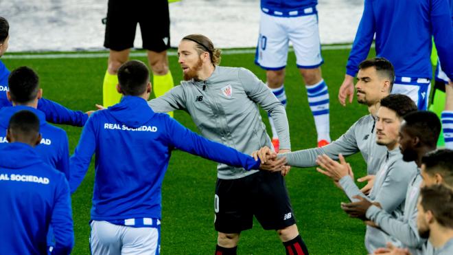 Iker Muniain saluda en el pasillo ante la Real Sociedad en Anoeta (Foto: Athletic Club)