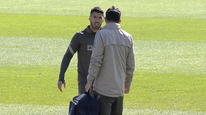 Luis Suárez, charlando con el médico del Atlético de Madrid tras su lesión.