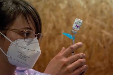 Una empleada sanitaria prepara una dosis de la vacuna de AstraZeneca (FOTO: EFE).