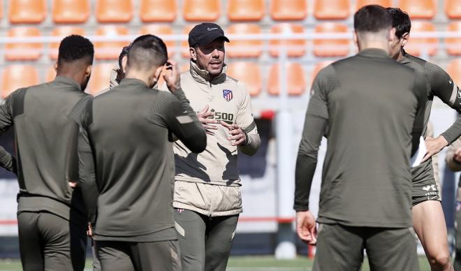 Simeone le da indicaciones a sus hombres en un entrenamiento (FOTO: @Atleti).
